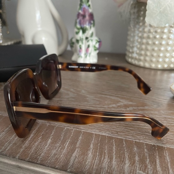 Burberry Sunglasses - Picture 5 of 6